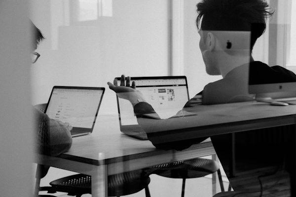 A client and a growth expert in a meeting at a digital marketing agency in Clovis .