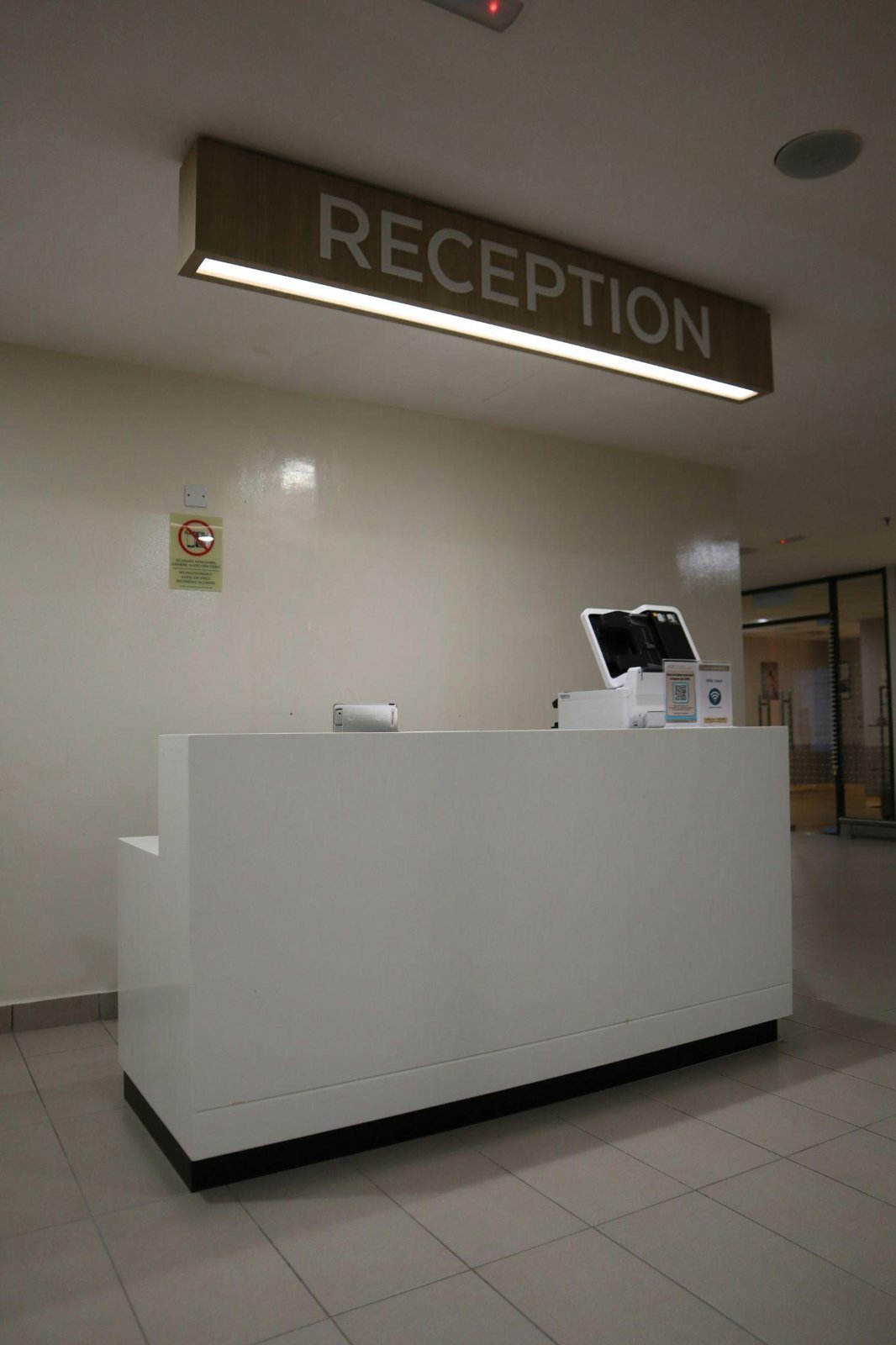 A modern reception desk can be supported by an AI phone receptionist in California.