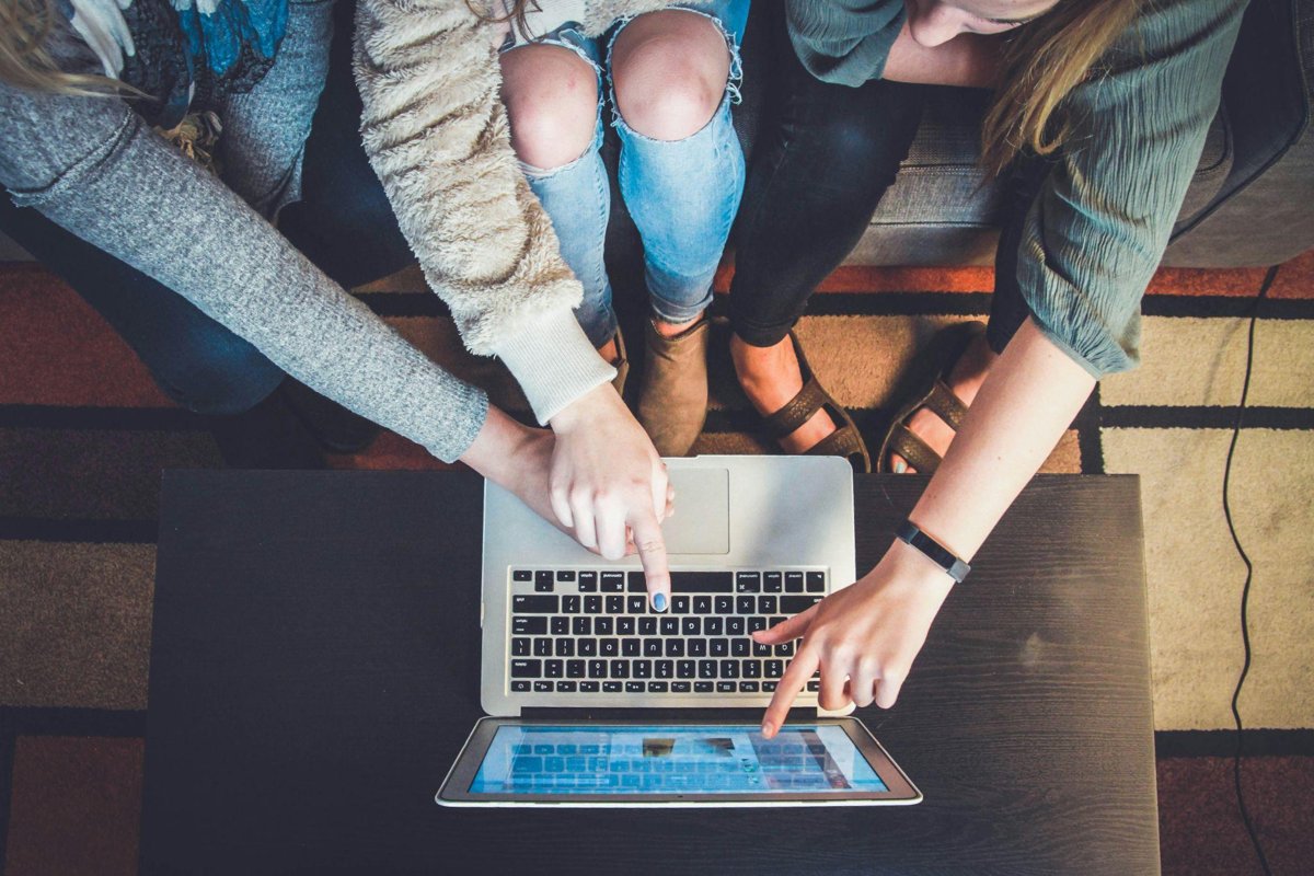 A team collaborates on lead generation services in California.